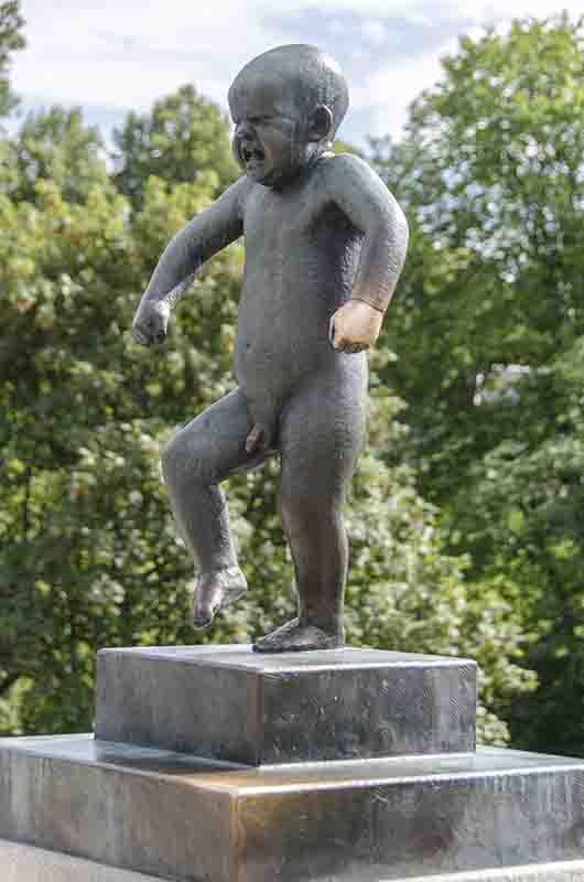 Noruega - Oslo 052 - parque Vigeland - El Puente - escultura Sinnataggen.jpg